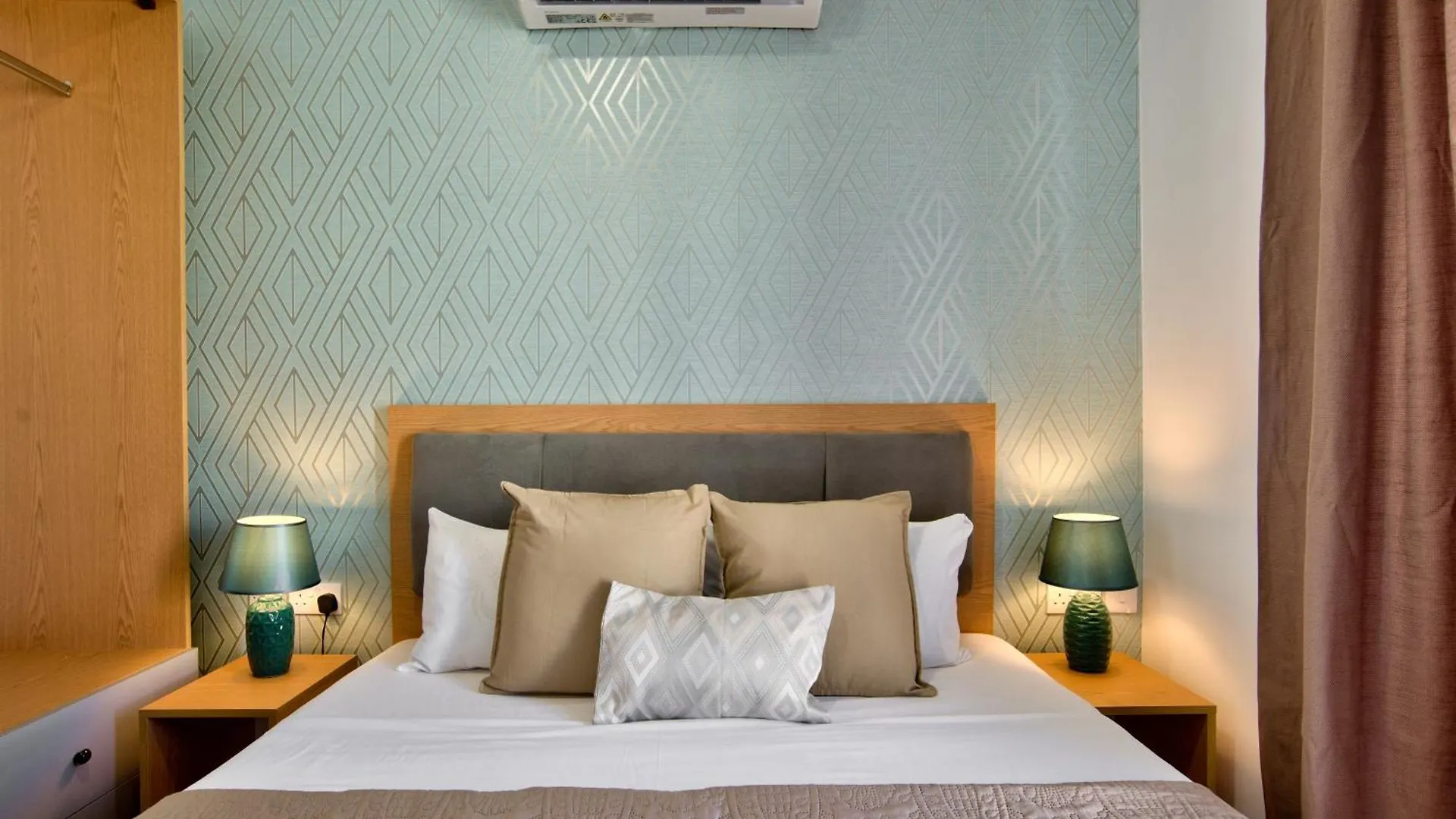 Sliema 2-Bedroom Central Apartments And Penthouse With Jacuzzi 0*,  Malta